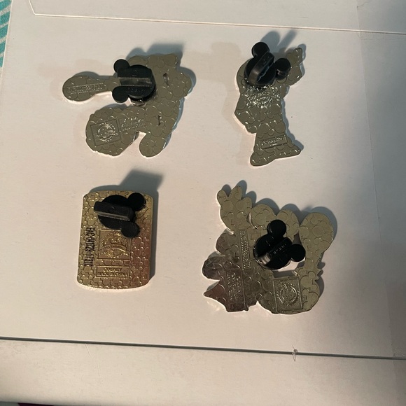Disney pins - Picture 2 of 2